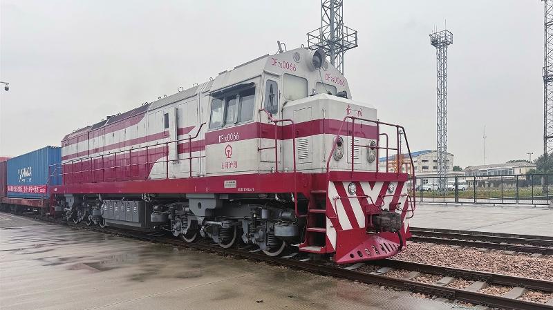 華東首單“南向通道”鐵公聯運啟程