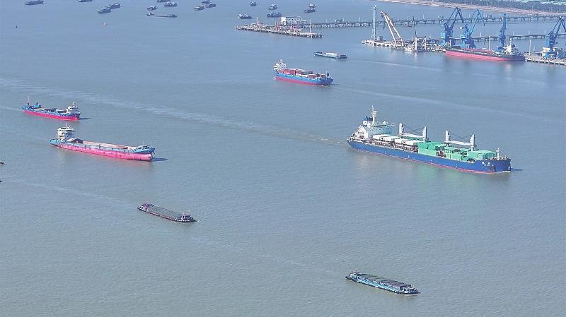 長江航道張家港段的船舶在江面上往來航行