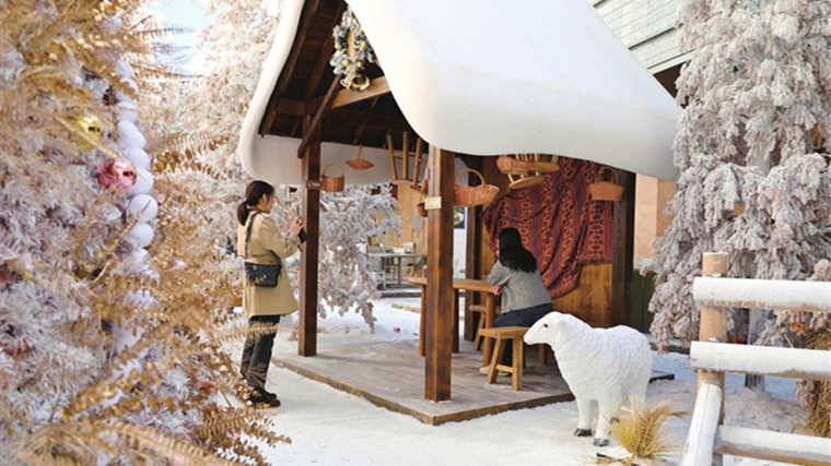 高新區獅山天街驚現“北國風光” 吸引眾多市民前來打卡拍照