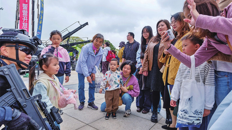蘇州警營開放日 警察受少兒熱捧
