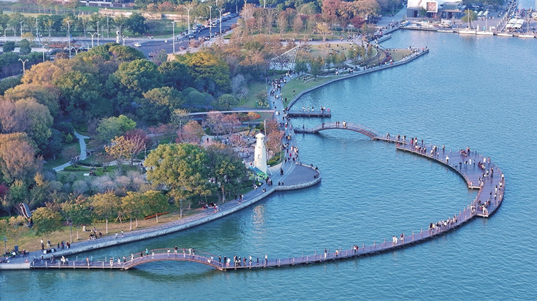 金雞湖濱步道周末休閑圖景